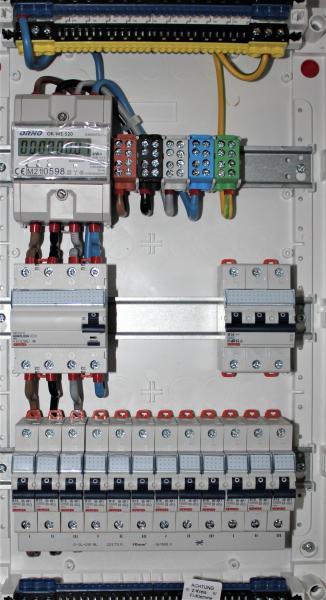 Ftronic Unterverteilung 3-reihig, auf Putz, bestückt mit: 1 Fi und 12 LS B 16 A 1-polig 1 LS B 16A 3-polig + Drehstromzähler